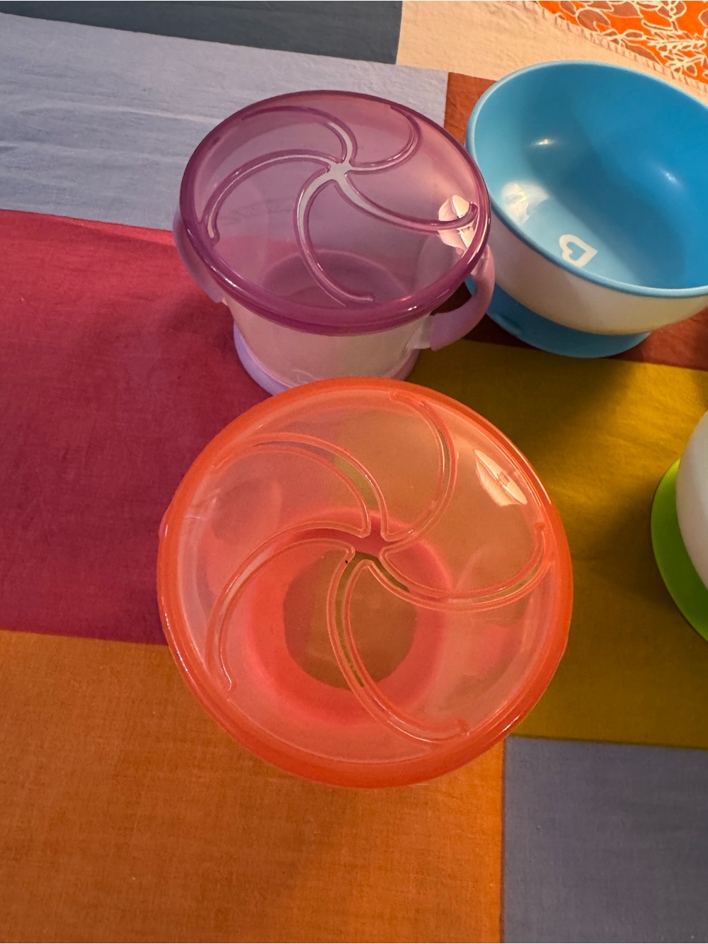 3 Munchkin Stay Put Suction Bowls & 2 Munchkin snack catcher containers - Picture 5 of 13